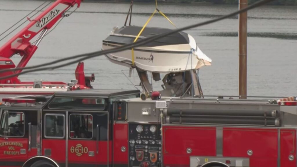 1 Dead, 3 Missing After Boat Collides With Towboat on Monongahela River 1 Dead, 3 Missing After Boat Collides With Towboat on Monongahela River