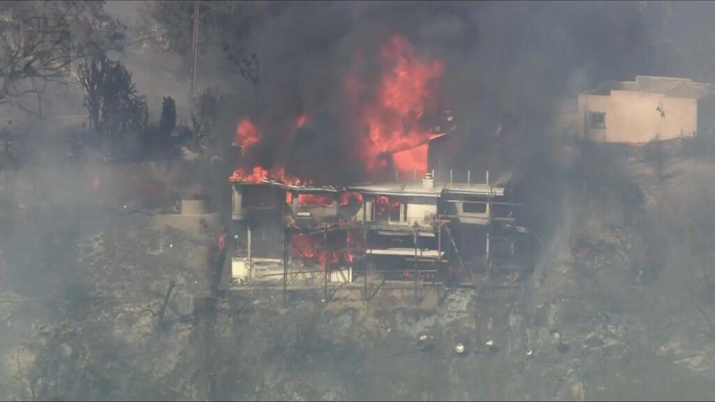 Palos Fire Destroys 2 Homes in La Habra Heights, Injures 2 Palos Fire Destroys 2 Homes in La Habra Heights, Injures 2