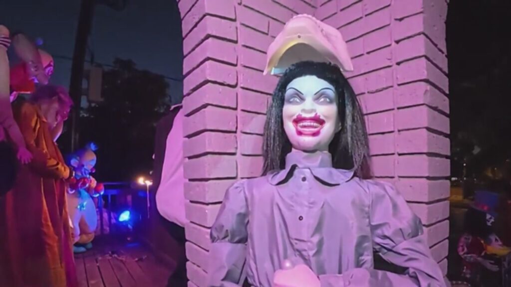 Oak Cliff Residents Turn Their Homes Into Halloween Horror Displays, Creating a New Neighborhood Tradition Oak Cliff Residents Turn Their Homes Into Halloween Horror Displays, Creating a New Neighborhood Tradition